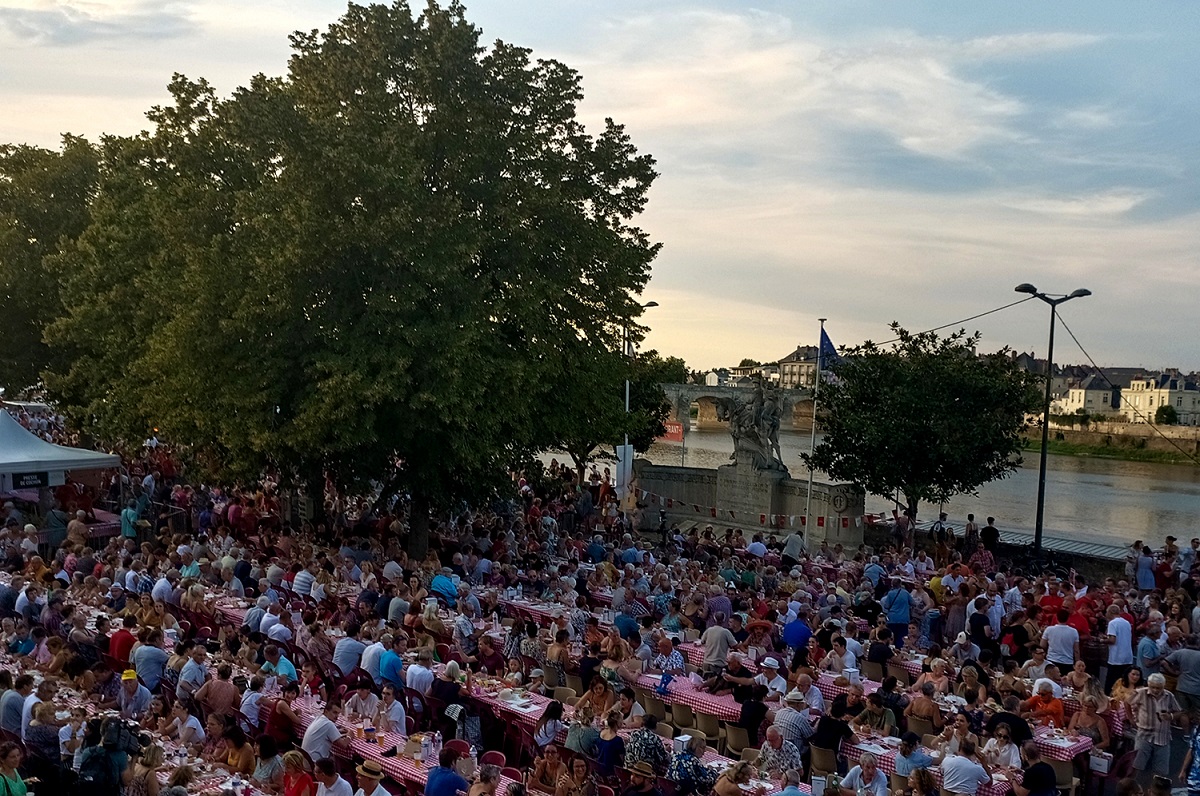 2 et 3 août à Saumur. Grandes Tablées du Saumur Champigny : Malgré une météo annoncée peu estivale, les organisateurs restent confiants