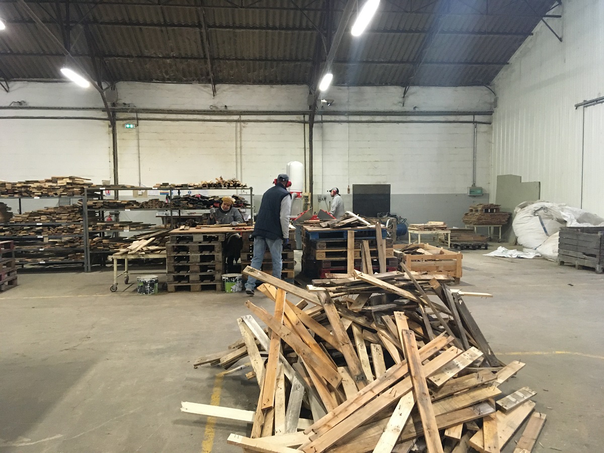 Saumur. L’entreprise Asure continue de développer son activité bois, grâce au soutien d’Emmaüs
