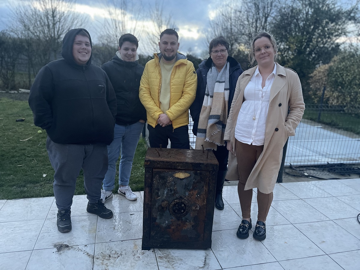 Mazé-Milon. Un pêcheur à l’aimant découvre un coffre-fort et un trésor « surprenant »