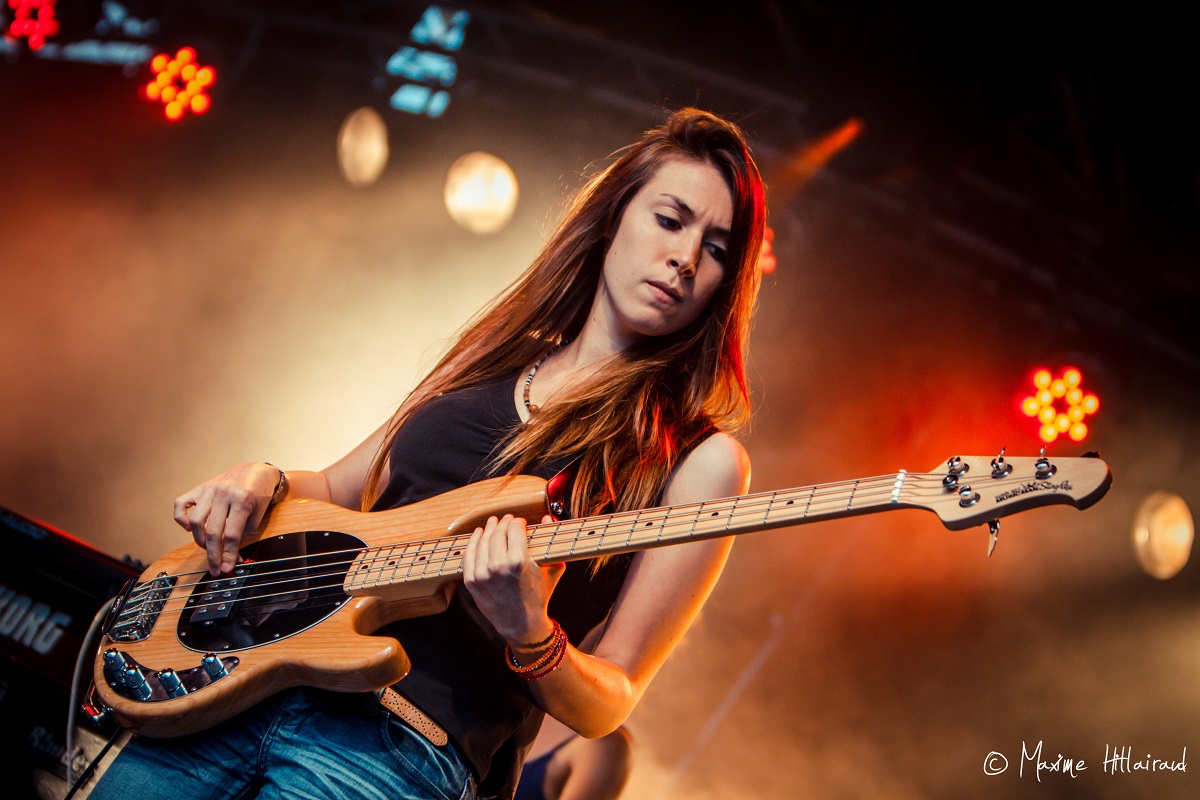 Musique. Bassiste chinonaise, Emeline Fougeray a joué avec Ben l’oncle Soul, Jain et Bruel