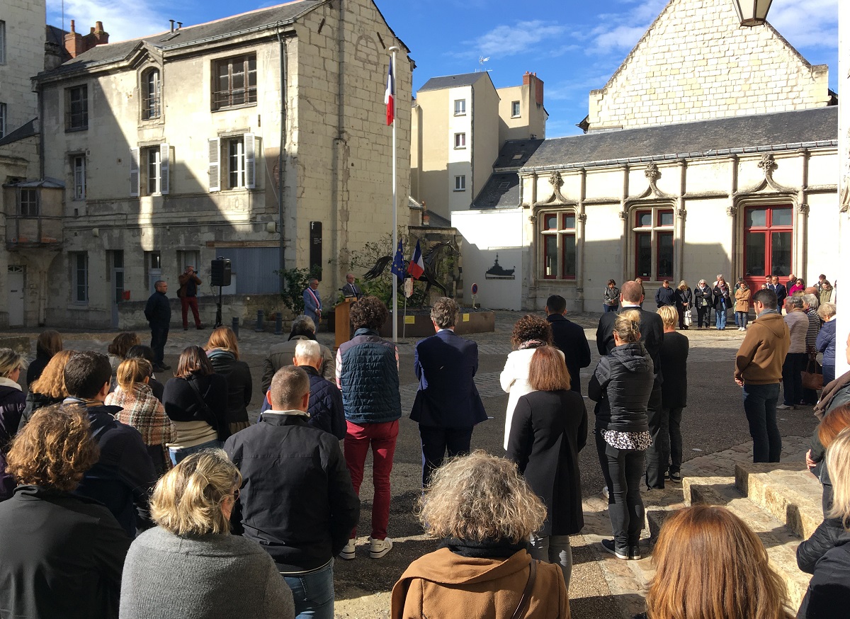 Saumur. Enseignants assassinés : Un hommage rendu à la mairie