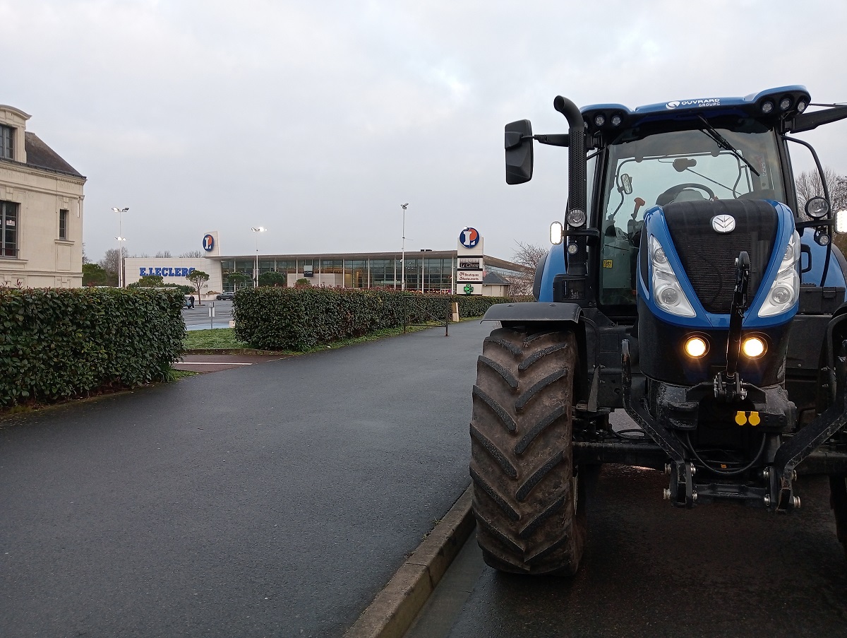 Saumur. Des tracteurs bloquent le Centre Leclerc ce vendredi matin