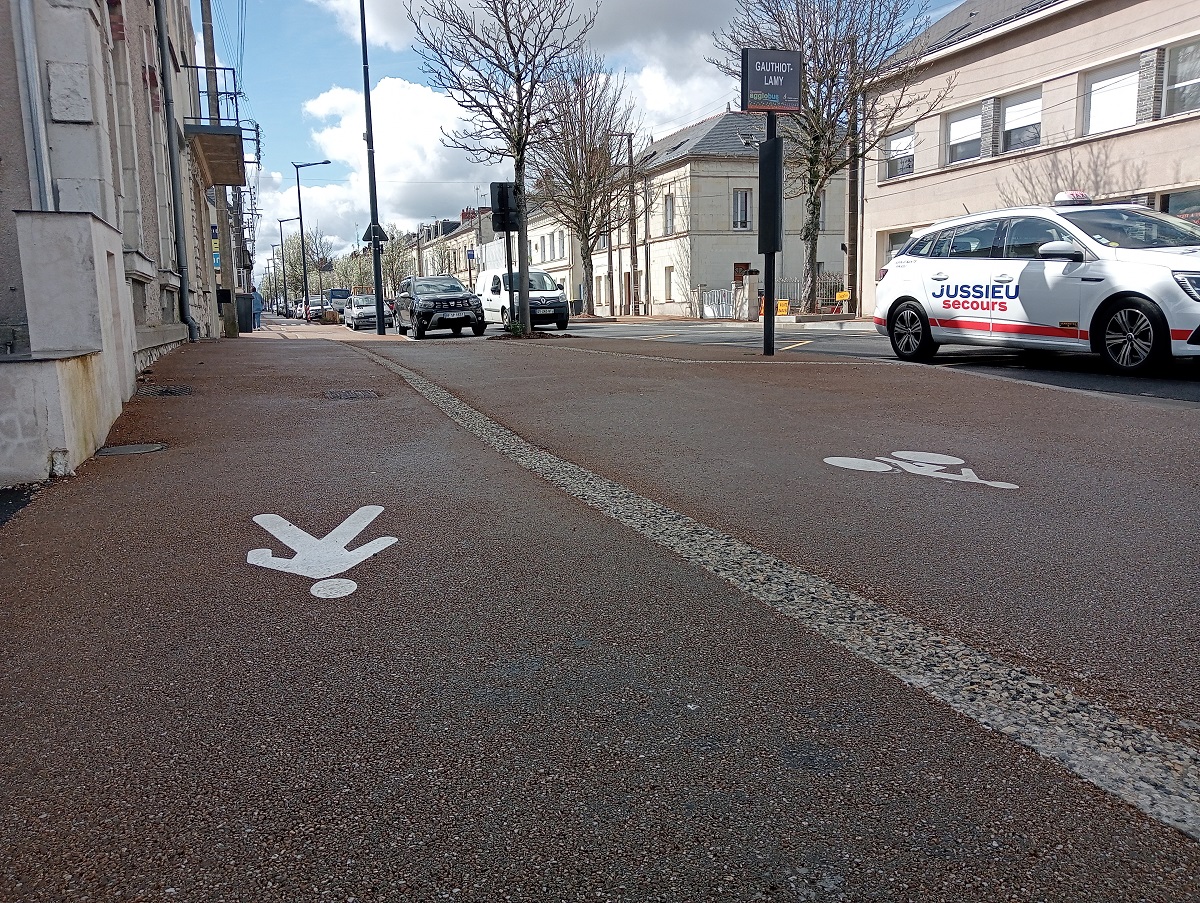 Saumur. Rue de Rouen : Un difficile partage de l’espace public malgré de nouveaux aménagements cyclables