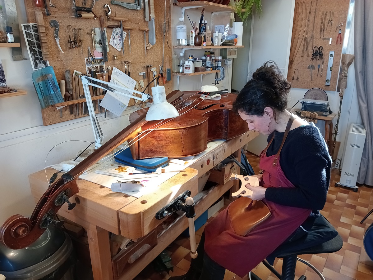 Saumur. Rencontre : Adèle Debias, sculpte les volutes dans son atelier saumurois