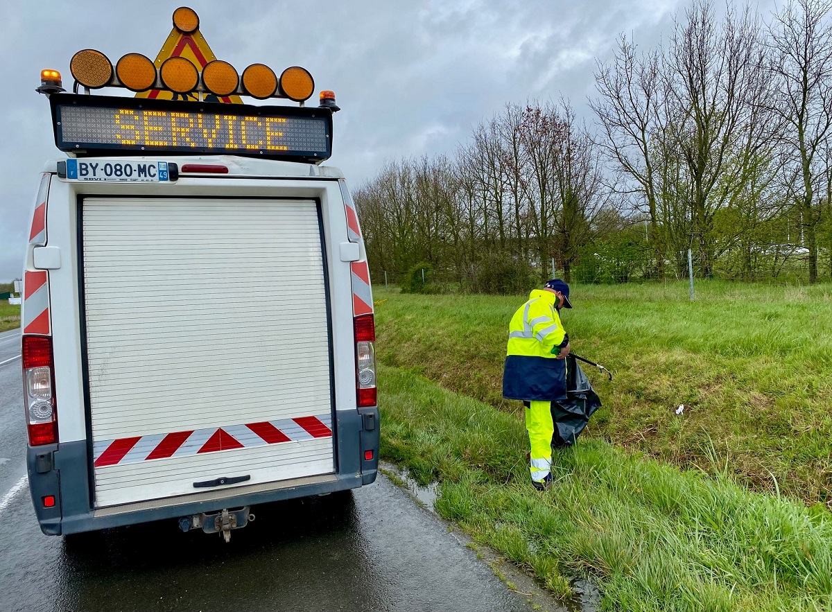 Maine-et-Loire. Des tonnes de déchets ramassées sur les bords des routes par les agents du Département