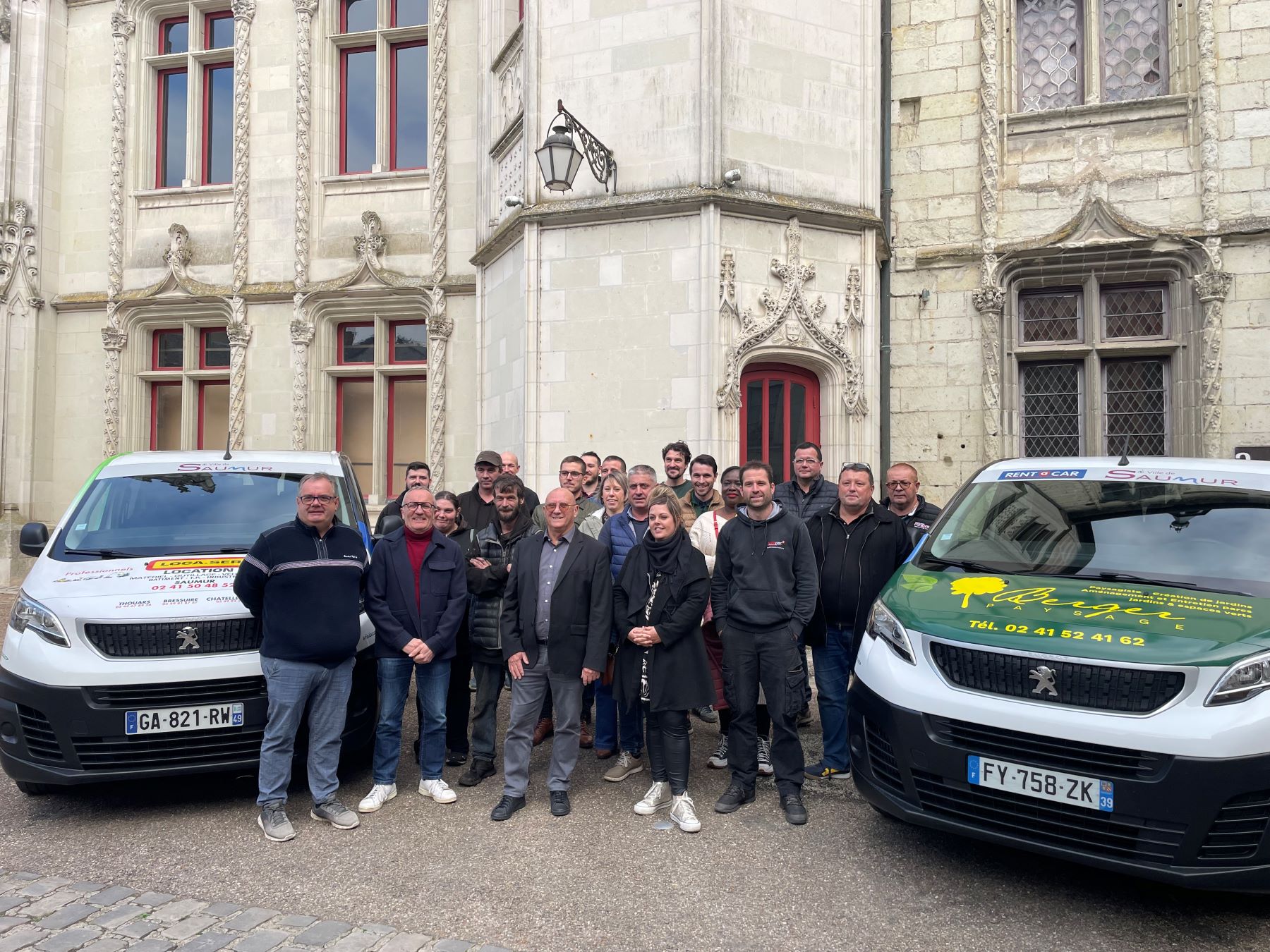 Saumur. Deux nouveaux minibus à la disposition des associations