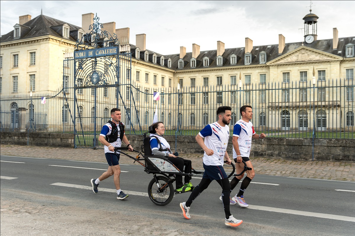 Marathon de la Loire. Des militaires courent avec des blessés de guerre