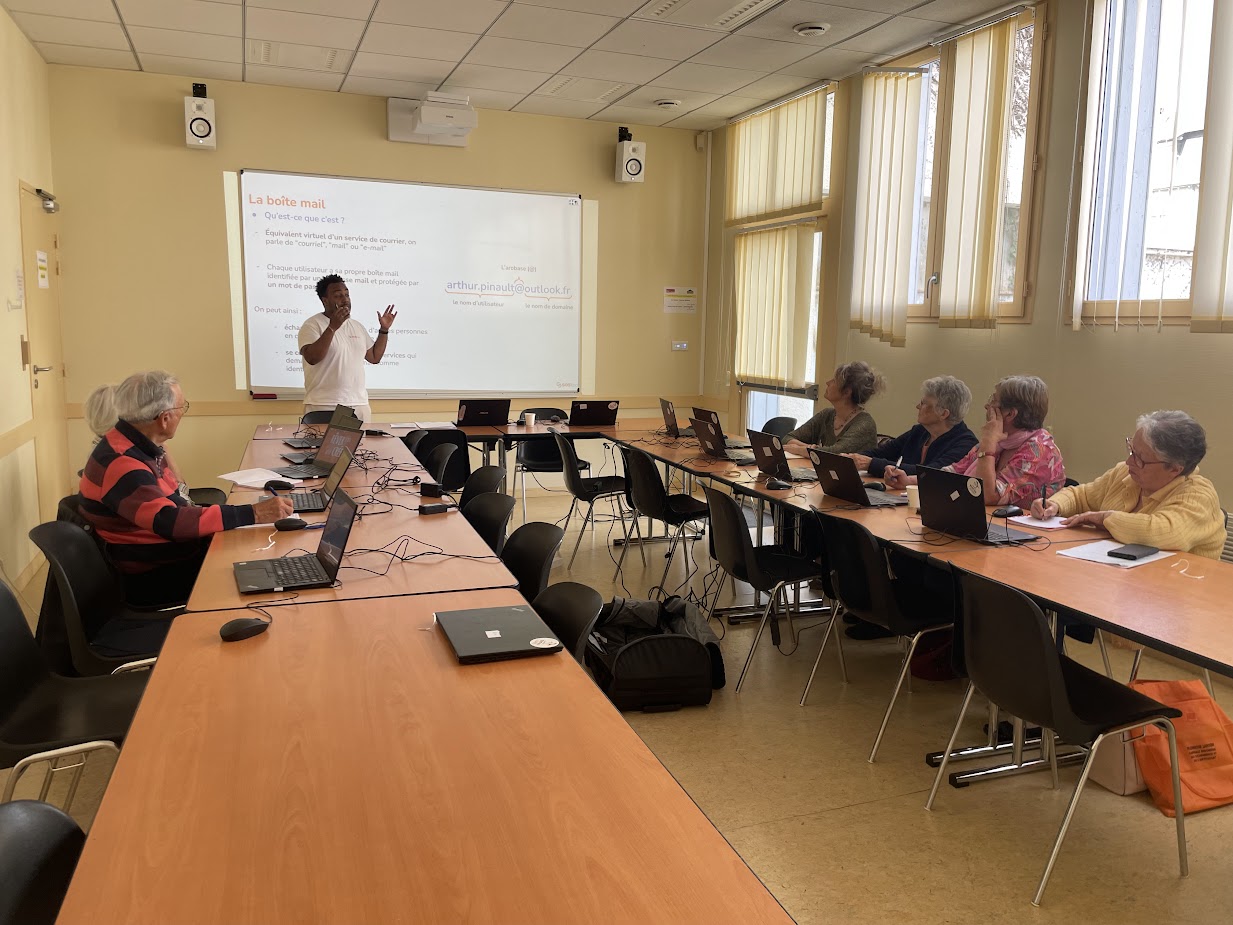 Saumur. 150 seniors ont appris à mieux utiliser les outils numériques pour rester connectés à une société en mouvement