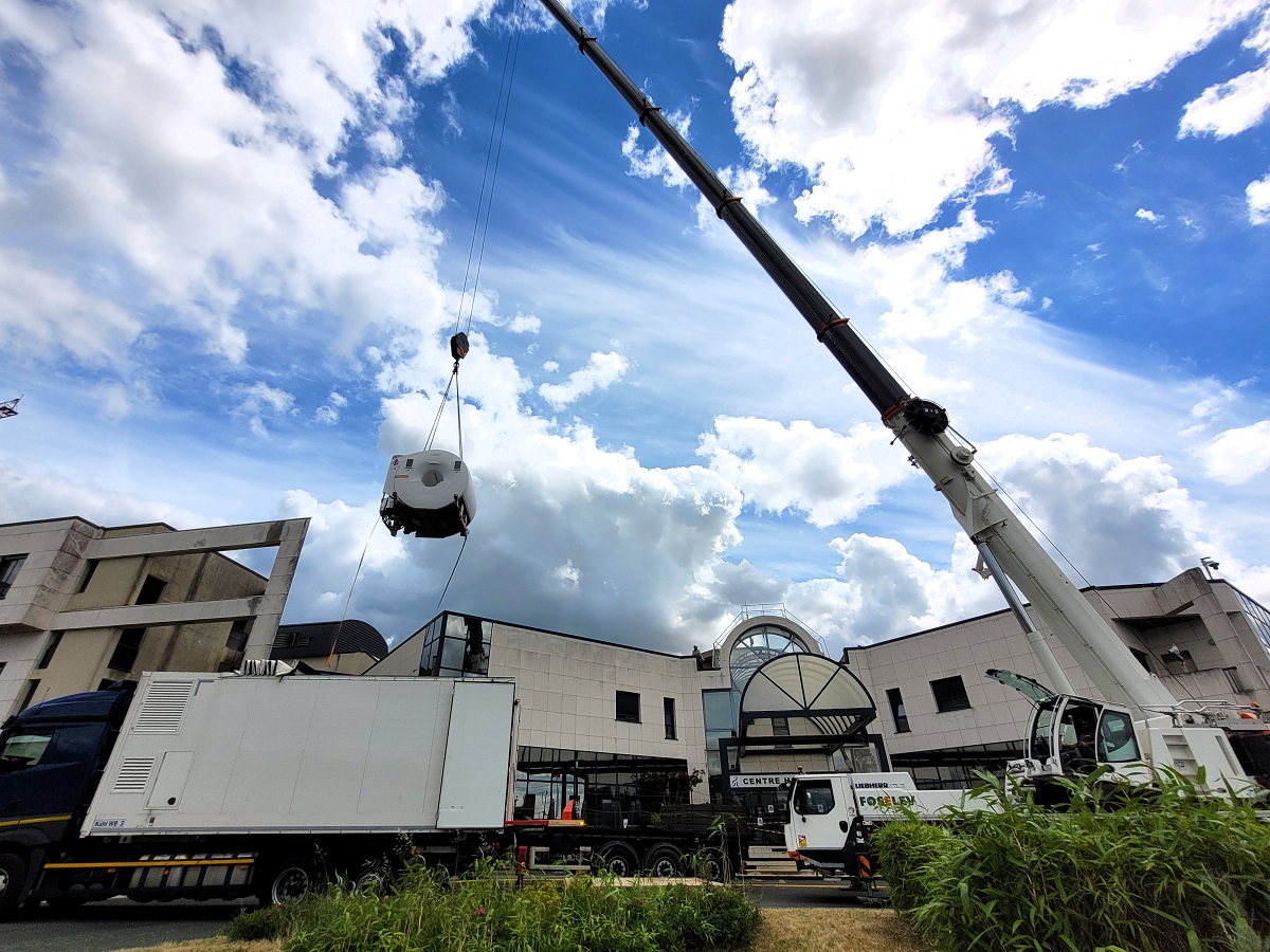 Saumur. Une nouvelle IRM arrive au centre hospitalier… par le toit !