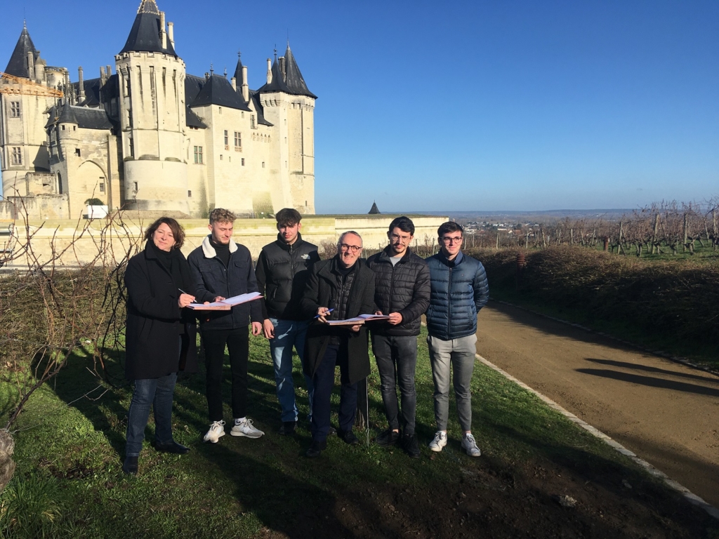 Saumur. L’entretien des vignes du château entre les mains des étudiants du lycée Edgard Pisani