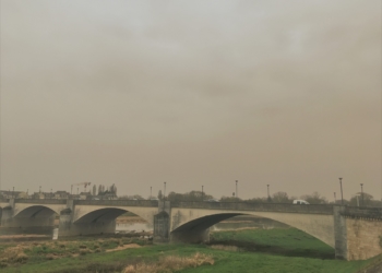 Maine-et-Loire. C’est quoi ce ciel orange et ce sable sur la voiture ?