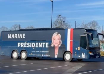 Maine-et-Loire. Le bus de campagne de Marine Lepen accueilli par des tirs de billes de peinture