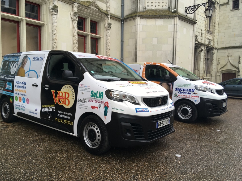 Saumur. Deux nouveaux minibus mis à disposition des associations