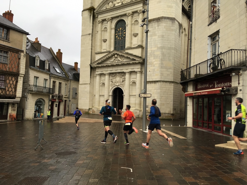 Saumurban Trail. Les coureurs ont affrontés la pluie et ont parcouru les rues et monuments saumurois (photos)