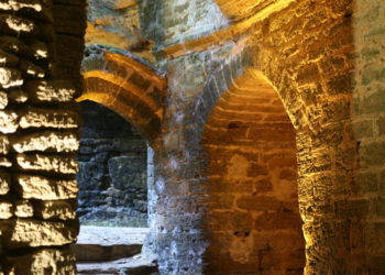 Doué-en-Anjou. Le site Troglodytes et Sarcophages vous propose de faire un bond à travers le temps.