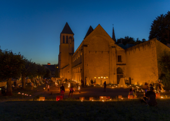 En août à Chinon. Mille et une lumières à la Collégiale Saint-Mexme