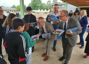 Saumur. Remise de la bande dessinée consacrée au cheval à tous les élèves de CM2