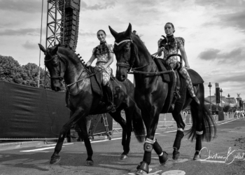 Equitation. Deux cavalières Saumuroises défilent aux Invalides