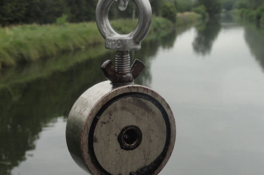 Lyon : dans le Rhône, la pêche à l'aimant, insolite et écologique