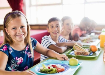 Blou. Un test de repas végétarien à la cantine scolaire pour et avec les enfants