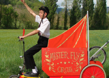 Ce vendredi 22 juillet à Saumur : Mister Fly Circus et ses péripéties en mime jonglé place Bilange