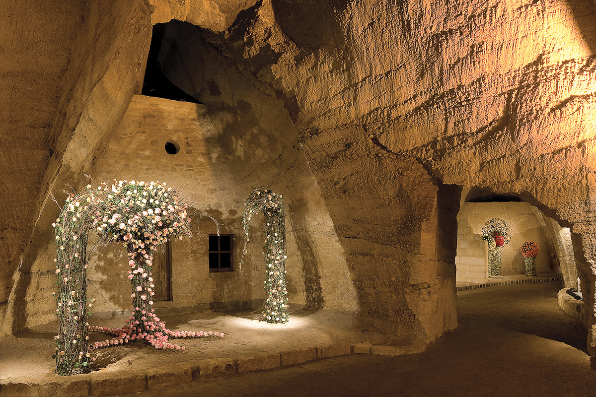 Doué-en-Anjou. Les Journées de la Rose s’emparent une nouvelle fois des Arènes et leurs caves troglodytiques