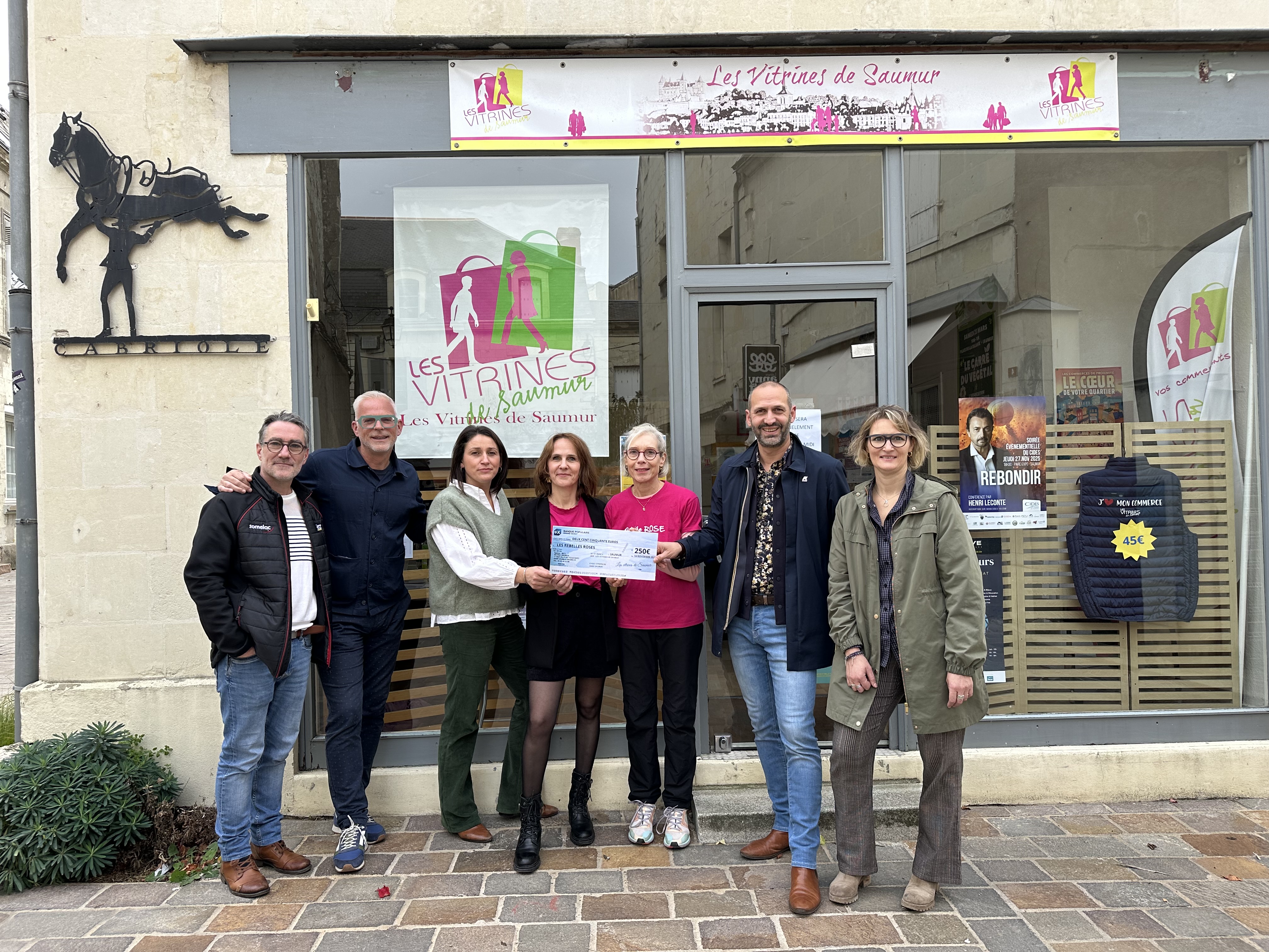 Les Vitrines de Saumur font un don en soutien à l’association « Les Rebelles Roses »