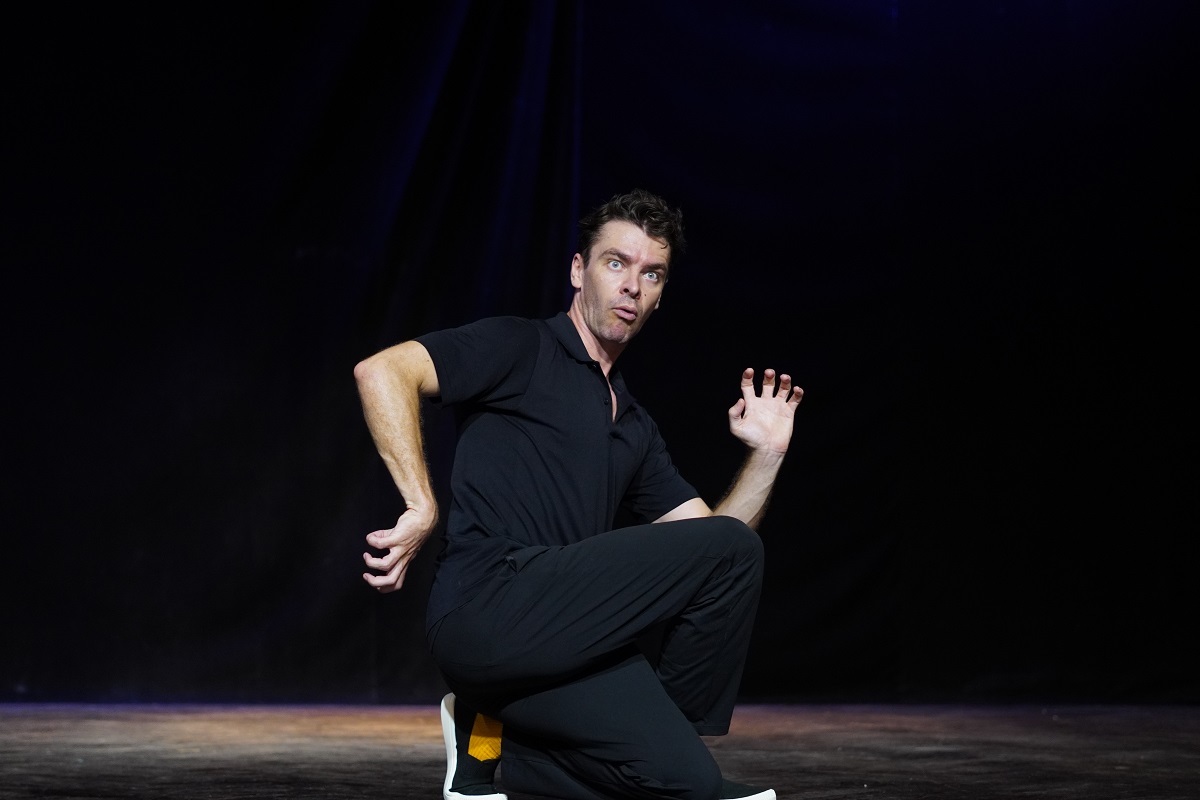 6 janvier à Montreuil-Bellay. Avec « Au nom du père, du fils et de Jackie Chan » Matthias Fortune même théâtre, musique et Kung-Fu