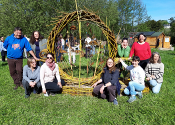 Gennes. « 20.000 lieues sous la Loire » : Une sculpture végétale réalisée par les apprentis vanniers