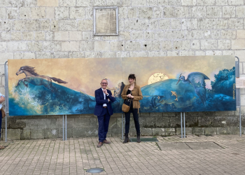 Saumur. « Naissance – L&rsquo;Aube sur la Loire », une nouvelle fresque s&rsquo;affiche en centre-ville