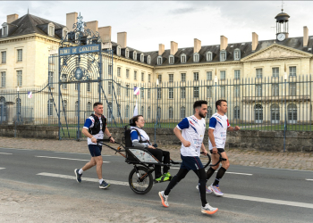 Marathon de la Loire. Des militaires courent avec des blessés de guerre