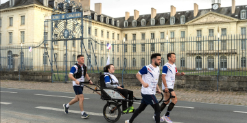 Marathon de la Loire. Des militaires courent avec des blessés de guerre