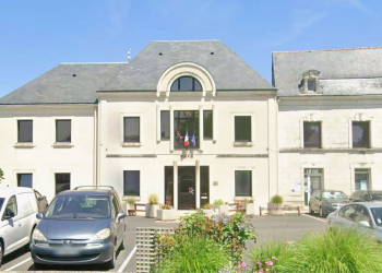 Vernantes. La secrétaire de mairie « progressivement surchargée de travail » demande à présent 300 000 € à la commune