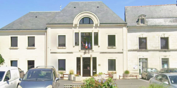 Vernantes. La secrétaire de mairie « progressivement surchargée de travail » demande à présent 300 000 € à la commune