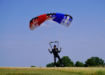 Parachutisme. Après leurs homologues à 4, l’équipe de France de Voile Contact à 2 s’entraîne à Saumur