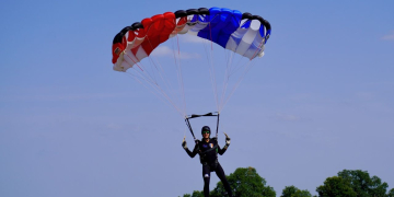 Parachutisme. Après leurs homologues à 4, l’équipe de France de Voile Contact à 2 s’entraîne à Saumur