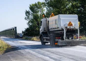 Maine-et-Loire. Qu&rsquo;est ce que ce « lait de chaux » que le Département étale sur les routes ?