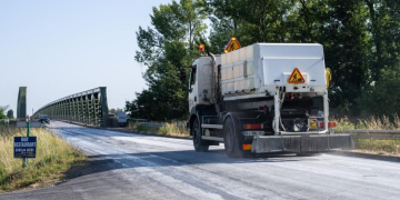 Maine-et-Loire. Qu&rsquo;est ce que ce « lait de chaux » que le Département étale sur les routes ?