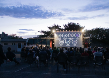 19 août à Doué-en-Anjou. Le festival de cinéma itinérant « Le plein de Super », fait escale en Douessin