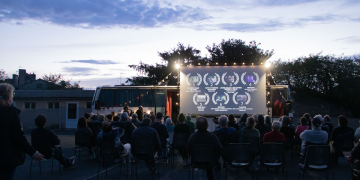 19 août à Doué-en-Anjou. Le festival de cinéma itinérant « Le plein de Super », fait escale en Douessin
