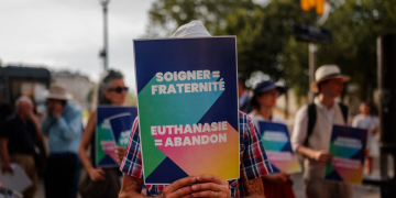 France. Après des années de débats, le Parlement approuve « l&rsquo;aide à mourir »