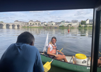 En images : Cette éco-aventurière a fait escale à Saumur pour collecter et sensibiliser aux déchets sauvages dans les cours d’eau