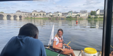 En images : Cette éco-aventurière a fait escale à Saumur pour collecter et sensibiliser aux déchets sauvages dans les cours d’eau