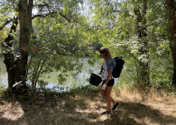 En images : Cette éco-aventurière a fait escale à Saumur pour collecter et sensibiliser aux déchets sauvages dans les cours d’eau