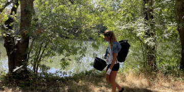 En images : Cette éco-aventurière a fait escale à Saumur pour collecter et sensibiliser aux déchets sauvages dans les cours d’eau