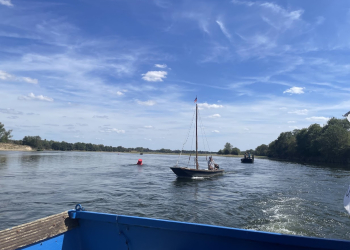 En images : Cette éco-aventurière a fait escale à Saumur pour collecter et sensibiliser aux déchets sauvages dans les cours d’eau