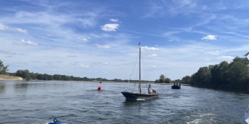 En images : Cette éco-aventurière a fait escale à Saumur pour collecter et sensibiliser aux déchets sauvages dans les cours d’eau