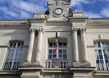 Longué-Jumelles : les drapeaux en berne et le portrait présidentiel décroché