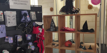 Saumur. Déguisements d&rsquo;Halloween, vêtements enfants… Des affaires à faire à la boutique solidaire de la Croix Rouge