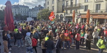 Saumur. En images : 400 personnes ont manifesté dans le calme ce samedi